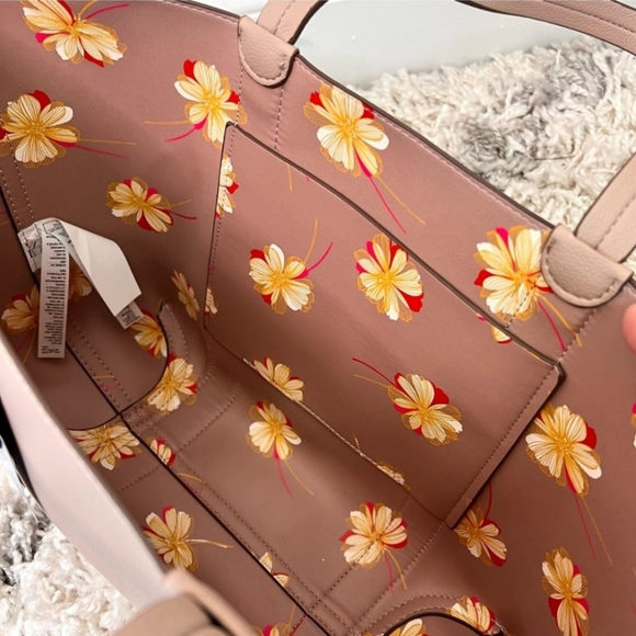 Draper James ELLE TOTE  w/Flower Key Fob - Beige Pebble - Picture 5 of 5